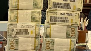 Scandal de corupţie în Ucraina / Procurorii investighează o mită de 100 de milioane de dolari în sectorul energetic/ Fotografii cu teancuri groase de bani îndesate de saci și stivuite pe o masă/  Fostul preşedinte Petro Poroşenko vrea demiterea  guvernului