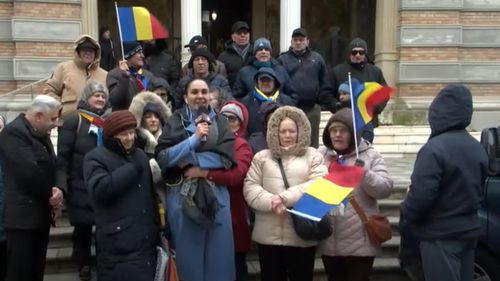 Manifestație pro-Georgescu eșuată la Constanța, pe scările arhiepiscopiei lui Teodosie, în fieful fostului candidat pro-rus, cu discurs legionar / Teodosie nu s-a dezis de protest, ca în cazul AUR-Simion