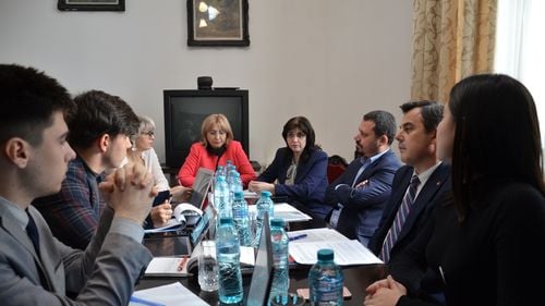 Transportul elevilor: Decontarea navetei în limita a 50 km cu bilete sau abonamente și 8 bilete dus-întors pe semestru pentru elevii care stau la internat sau în gazdă- Proiect de OUG