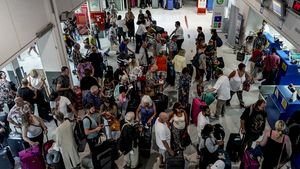 Haos pe aeroporturile din Europa. Zeci de români, batjocoriți pe terminalul din Creta: „Ne-au ținut ca niște animale”