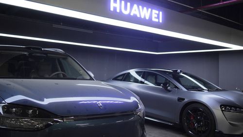 Veniturile Huawei au depășit 118 miliarde de dolari anul trecut, în creștere cu 22% / Analiștii cred că gigantul chinez prosperă după ce s-a „adaptat” la sancțiunile americane / Cipurile companiei ar fi folosite de DeepSeek