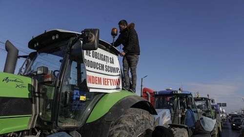 UPDATE Autostrada A3 București-Ploiești a fost deblocată după protestul câtorva fermieri. Poliția a deschis dosar penal și le-a ridicat permisele șoferilor care au blocat drumul
