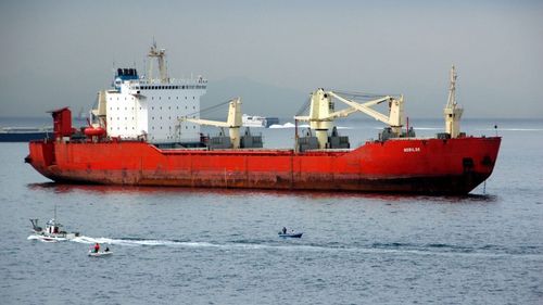 Un cargou britanic a suferit daune minore după ce a fost lovit de un proiectil în largul coastei Yemenului