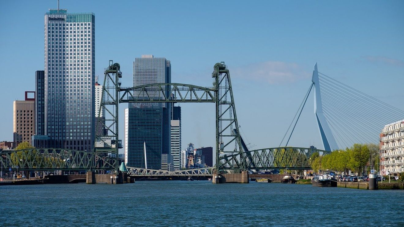 Un pod istoric din Rotterdam va fi demontat pentru a permite trecerea unui iaht al lui Jeff Bezos