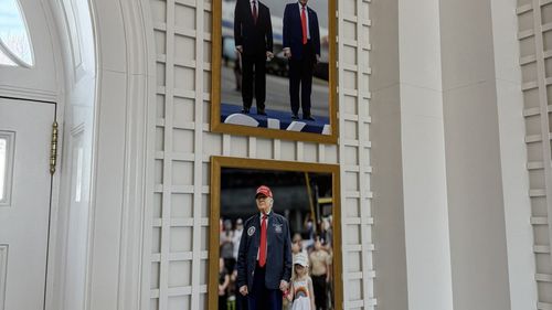 Fotografie cu Trump și Putin pe pereții de la Casa Albă / Poza înrămată e pusă lângă o alta, tot cu președintele SUA, dar alături de nepoata sa