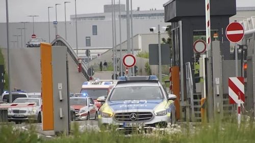 Focuri de armă la o uzină Mercedes din Germania: O persoană a fost ucisă și una grav rănită / Agresorul a fost arestat