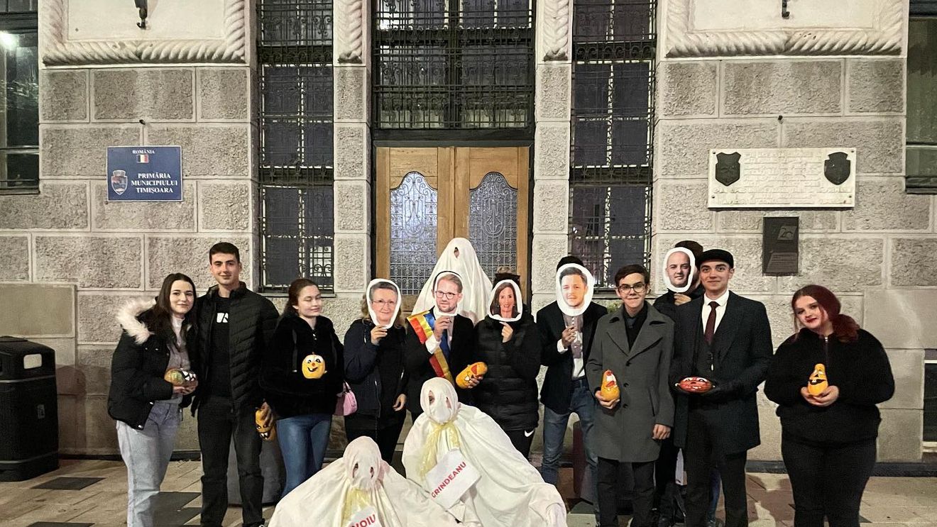 Elevii liberali din Timişoara au colindat ”Primăria Groazei” de Halloween, costumaţi în Dominic Fritz sau Sorin Grindeanu