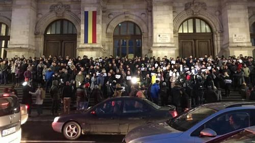 Asociația Mișcarea pentru Apărarea Statutului Procurorilor: Solicităm demisia de onoare a tuturor membrilor Curții Constituționale ce au adoptat decizia revocării din funcție a Laurei Codruța Kövesi, fiind evident că în componența care a validat propunerea ministrului Tudorel Toader, Curtea nu mai poate reprezenta ”gardianul” respectării Constituției și a tratatelor internaționale la care România este parte