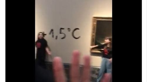 VIDEO Două activiste şi-au lipit mâinile de ramele unor tablouri de Goya la Muzeul Prado / Cele două militante nu au avariat picturile, ci au scris ''+1,5 °C'' pe perete, între cele două tablouri, o referinţă la obiectivul climatic