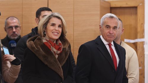 Publicație austriacă: Candidatul extremei drepte Georgescu a deținut o funcție onorifică în cadrul „Biroului European al Clubului de la Roma” din Viena / Neclar din ce au trăit de fapt soții Georgescu în cei zece ani petrecuți în Austria, având în vedere munca lor voluntară