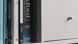 „Vax”, termenul informal pentru „vaccin” sau „vaccinare”, a fost desemnat cuvântul anului 2021 de către Oxford English Dictionary