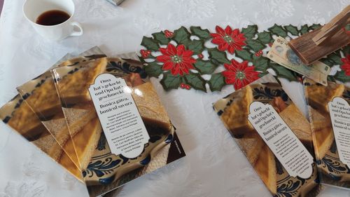 Carte cu rețete vechi, săsești, povestite de femeile dintr-un cămin pentru bătrâni din Sibiu / ”S-a terminat și al doilea tiraj, nu mai avem nicio carte” / Cum se prepara ”scharrn” din chifle, hencleș cu smântâna sau supa de hasmațuchi