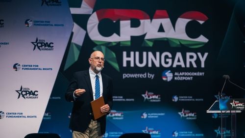 Kelemen Hunor, moderator la o conferință internațională a conservatorilor în Ungaria. Viktor Orban a fost cap de afiș, a participat și Ben Oni Ardealan (PNL)