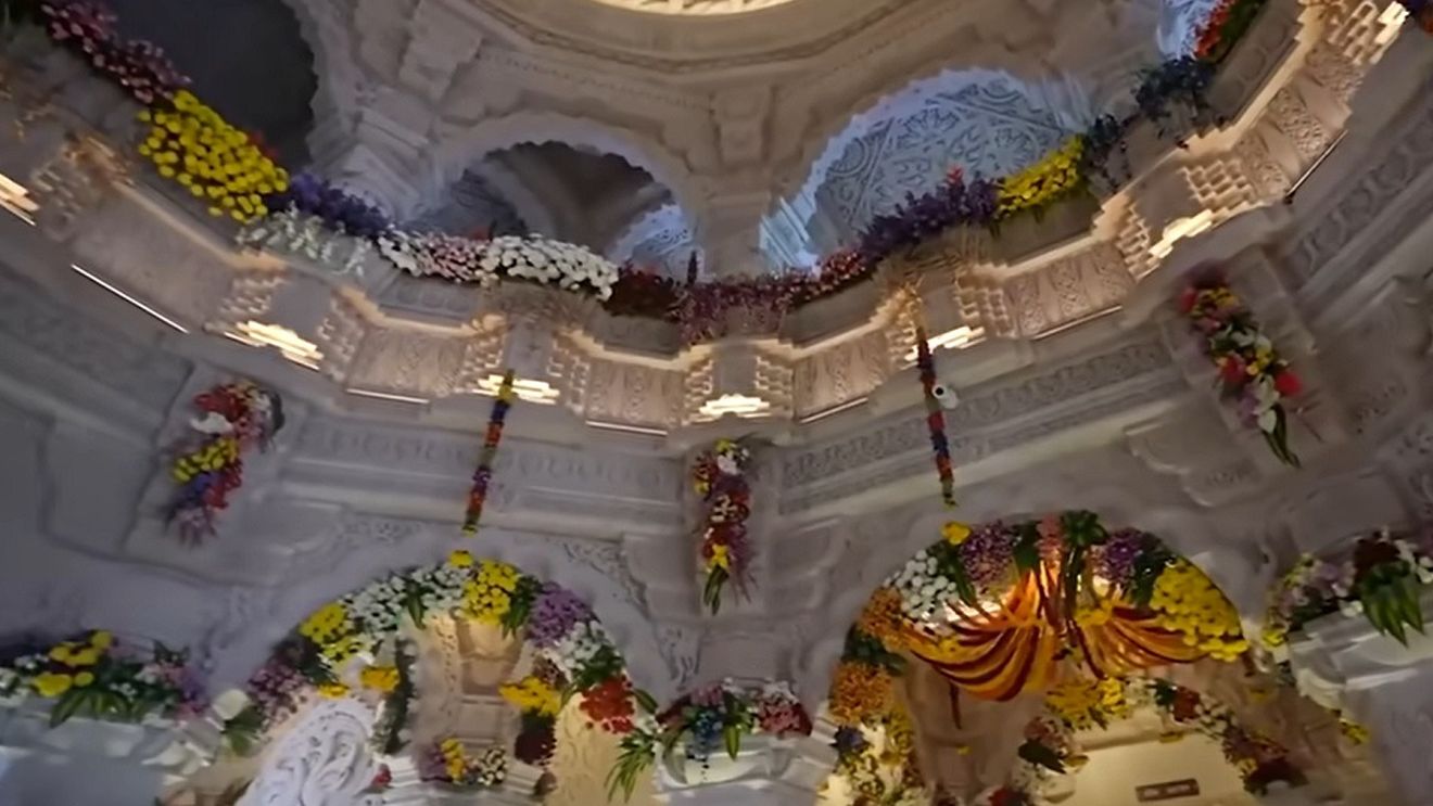 VIDEO Jumătate de milion de vizitatori în ziua inaugurării unui controversat templu hindus din India