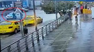 VIDEO Băiat de 16 ani acroșat pe trecerea de pietoni de o mașină de poliție, în municipiul Bacău