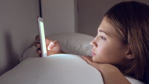 Cum navighezi ca părinte într-o lume a ecranelor, tăcerilor și presiunilor sociale. Când adolescenții sunt conectați la ecrane, dar deconectați de familie.