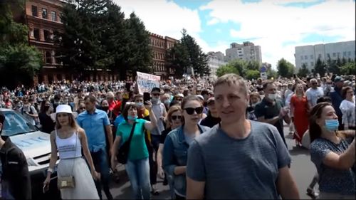 Zeci de mii de oameni continuă să mărșăluiască în Rusia, după ce guvernatorul unei provincii a fost reținut și dus la Moscova/ Al cincilea weekend de proteste în Habarovsk