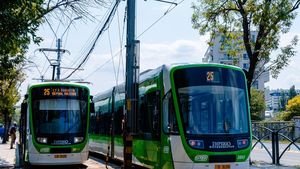 Modificări în transportul public bucureştean începând de sâmbătă. Primăria Capitalei înlocuieşte autobuze Diesel cu vehicule electrice, moderne şi nepoluante, înfiinţează o nouă linie de troleibuze şi reintroduce tramvaie