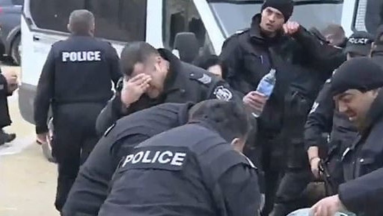 VIDEO Viralul zilei: Polițiștii bulgari au pulverizat gaze lacrimogene împotriva unui grup de protestatari, dar nu au luat în calcul că vântul bătea în direcția lor