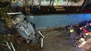 O mașină a căzut de la etajul 2 al parcării unui mall din București. Detaliul șocant despre șofer