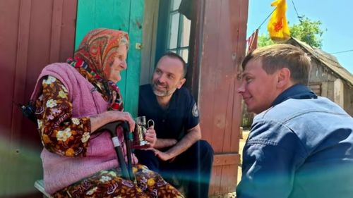 O femeie de 98 de ani din Ucraina a mers aproape 10 kilometri pe jos ca să iasă de sub ocupația rusă / A primit un certificat de onoare de conductor de tren, meseria ei timp de 40 de ani