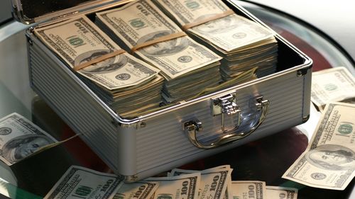 Retrageri de 68 de miliarde de dolari de la Credit Suisse, în primul trimestru/ Tendinţa continuă chiar şi după anunţarea salvării instituţiei