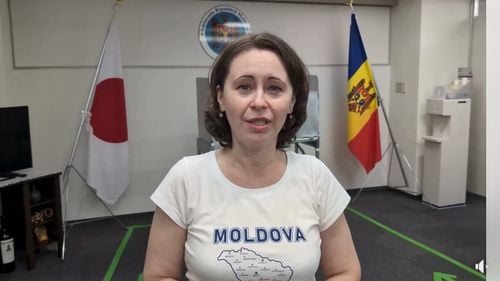 VIDEO Prima moldoveancă la urne: Ludmila Vizdoagă a călătorit 1300 de kilometri din Coreea de Sud până în Japonia pentru a vota