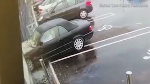 O tânără şoferiţă a intrat cu un BMW într-un magazin din Brad: În loc să dea cu spatele a intrat în vitrină / A parcat pe un loc destinat persoanelor cu dizabilități