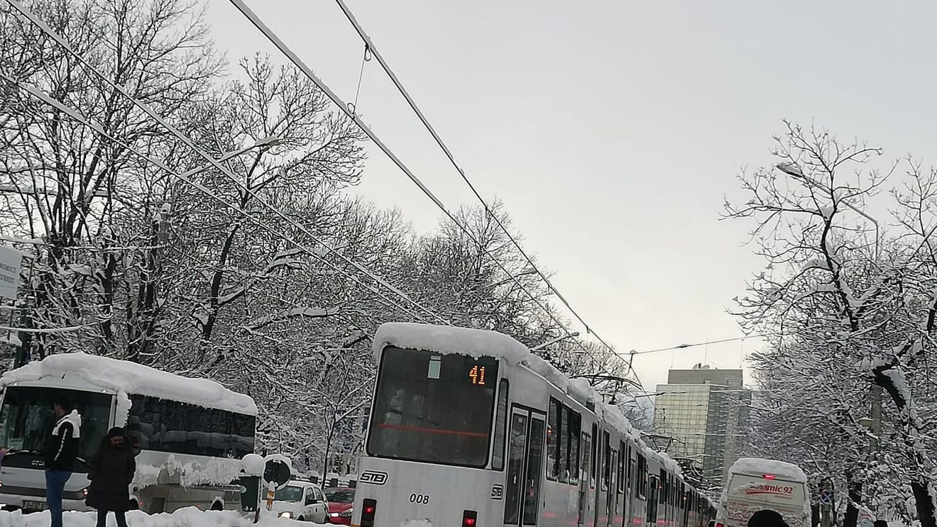 Zeci de tramvaie blocate în Capitală din cauza zăpezii