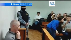 Tatăl fetei care a făcut un desen anti-război a fost extrădat din Belarus în Rusia, de unde a fugit după ce a fost condamnat la doi ani de închisoare