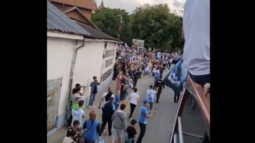 VIDEO Jucătorii echipei Corvinul au dus Cupa României la Castelul Corvinilor. Sute de oameni i-au sărbătorit pe străzile Hunedoarei