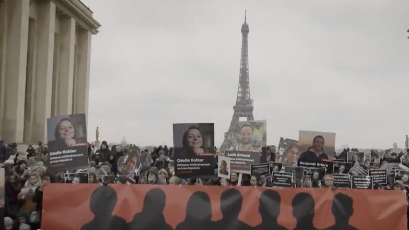 VIDEO Slăbiţi şi bolnavi, doi francezi eliberaţi după o îndelungată detenţie în Iran au sosit vineri seara la bordul unui avion medical pe aeroportul Le Bourget, lângă Paris