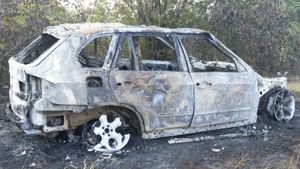 Mașina unui ofițer SRI a fost găsită incendiată. Autoturismul a fost furat azi- noapte. Polițiștii nu exclud varianta ca mașina să fi fost folosită la lovitura de la bancomatele din Otopeni