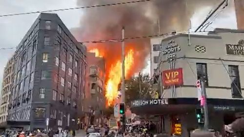 VIDEO Incendiu la un bloc de șapte etaje din Sydney, clădirea începe să se prăbușească
