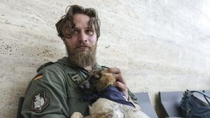 Șase câini din adăposturile Brănești și Speranța, promovați spre adopție de piloții de la BIAS. Aviatorii i-au ținut în brațe la conferința de deschidere a evenimentului și au botezat doi dintre ei: Maia și Shatzi
