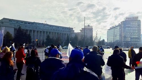 Câteva zeci de sindicaliști din CNS Meridian protestează în Piața Victoriei