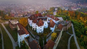 Unul din drumurile de acces spre Cetățuia Brașovului e blocat, el fiind proprietate privată / ”S-a montat o poartă care s-a și încuiat” / Primăria va discuta cu locatarii unui bloc care au blocat trecerea  