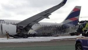 VIDEO Doi pompieri au murit în urma prăbușirii unui avion în timpul decolării, pe Aeroportul din Lima