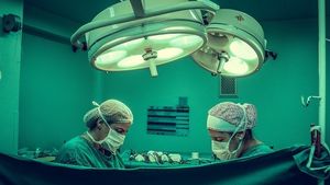 O tânără de 24 de ani cu un chist ovarian de aproape 100 de kilograme a fost operată cu succes în Polonia/ Intervenția, îngreunată de circumferința enormă a abdomenului