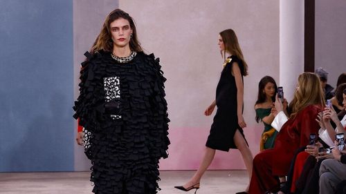 Carolina Herrera toamnă-iarnă 2026-2027 la New York Fashion Week: de ce mizează brandul pe disciplină într-un sezon al excesului?