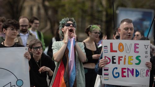 GALERIE FOTO Protest în Piața Victoriei pentru dreptul tinerilor din România de a avea acces la educație incluzivă, fără discriminare și fără cenzură: "Nu homofobiei, nu transfobiei, da educației"