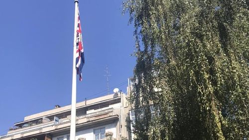 Ceremonie de arborare a steagului britanic la Ambasada Marii Britanii la București, în contextul proclamării noului monarh