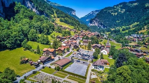 Lauterbrunnen, satul elvețian care este atât de frumos încât vrea să taxeze intrarea turiștilor