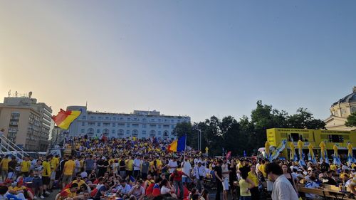 VIDEO Mii de suporteri ai tricolorilor s-au strâns în centrul Bucureștiului pentru a vedea împreună meciul România-Belgia, în urma căruia naționala noastră s-ar putea califica în optimile EURO 2024