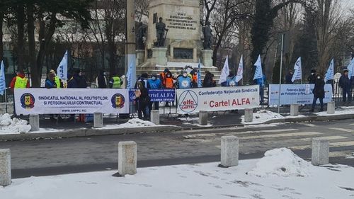 VIDEO Protest al sindicaliștilor de la Cartel Alfa la Cotroceni, nemulțumiți de nivelul salariului minim brut pe ţară/ Cei aproximativ 100 de protestatari fac parte din caravana care a pornit din Baia Mare pe 14 ianuarie