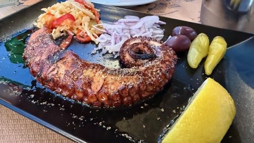 GALERIE FOTO | TOP 5 locante în Skala Potamia – ghidul (penultim, pentru că se referă doar la zona Chrisi Akti) cu mâncare bună în 2025 / Apropo, cam trebuie să uitați de muzica live anul ăsta. A dispărut exact ca acel „ceva din partea casei la final de masă”