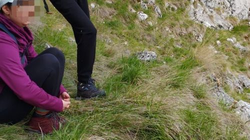 Doi tineri, blocați pe munte, în Masivul Piatra Secuiului, în județul Alba / ”Tinerii au fost găsiţi teferi pe o brână înierbată”