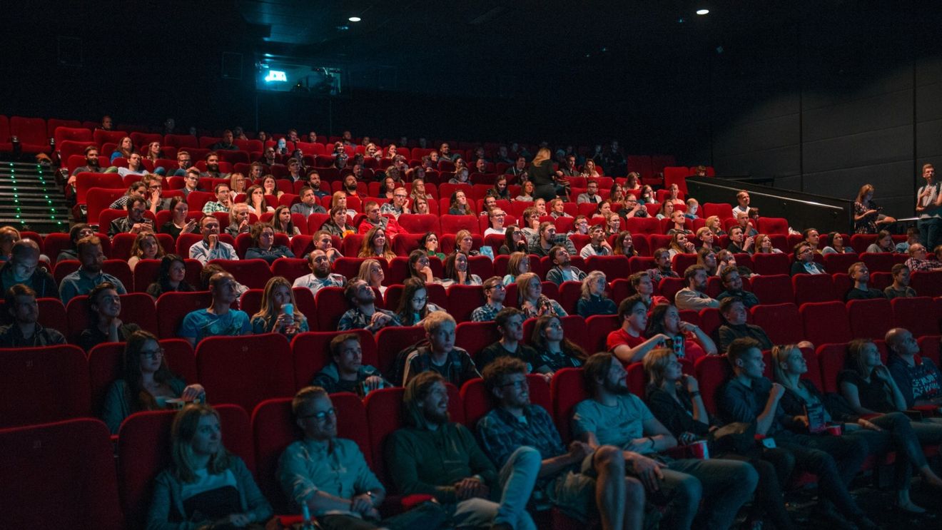VIDEO Unde aleg tinerii să vadă filmele, în era platformelor de streaming, mai merg ei la cinematograf? Ce filme așteaptă să vadă, dincolo de lansările de top
