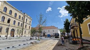 Activiștii din Cluj Napoca revoltați că Primăria ține centrul orașului blocat în șantiere de mai bine de doi ani / Termen de finalizare a lucrărilor amânat din vară pentru iarnă