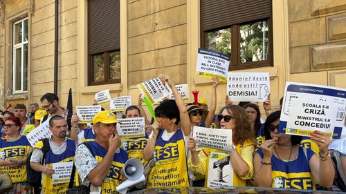 Sindicalişti din învăţământ protestează în faţa sediului Ministerului Educaţiei şi Cercetării față de măsurile fiscal-bugetare adoptate de Guvern